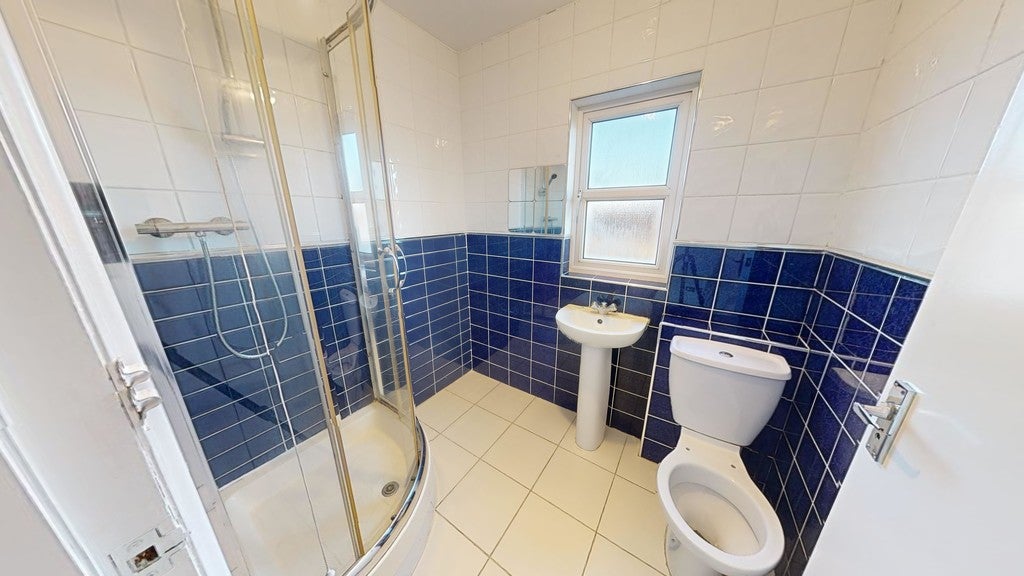 Room Glencairn Road in Greater London