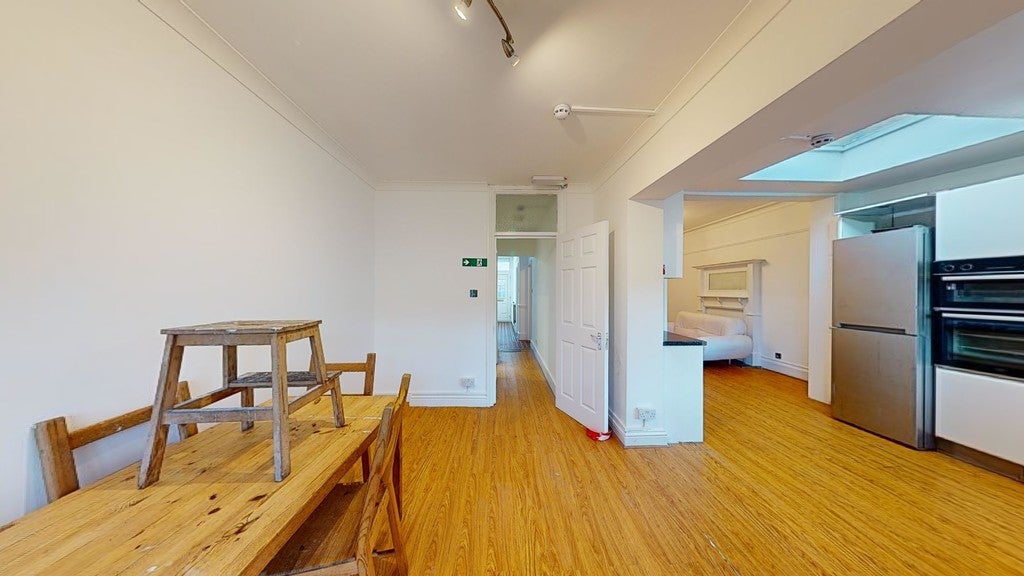 Room Glencairn Road in Greater London