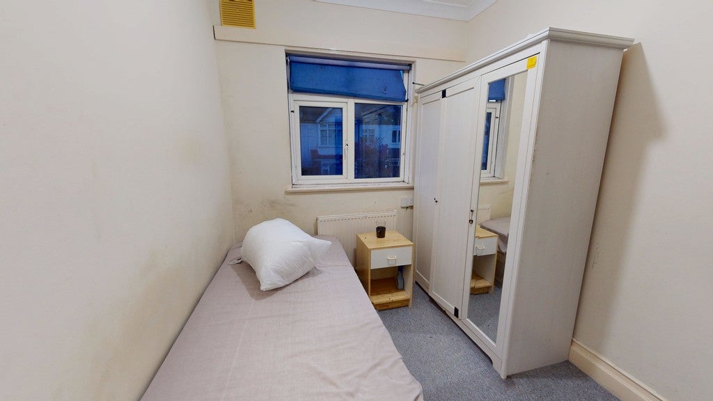 Room Glencairn Road in Greater London