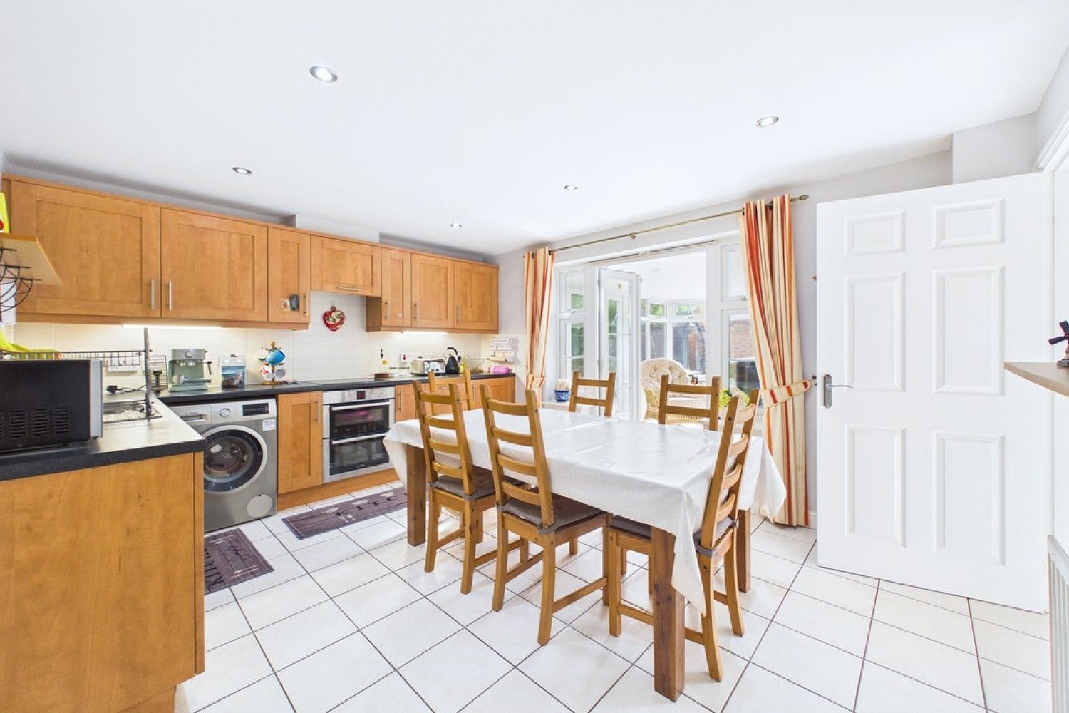 House Dovehouse Close in Warwick