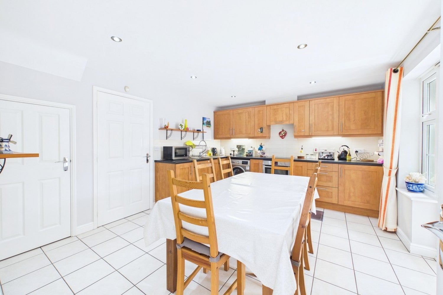 House Dovehouse Close in Warwick