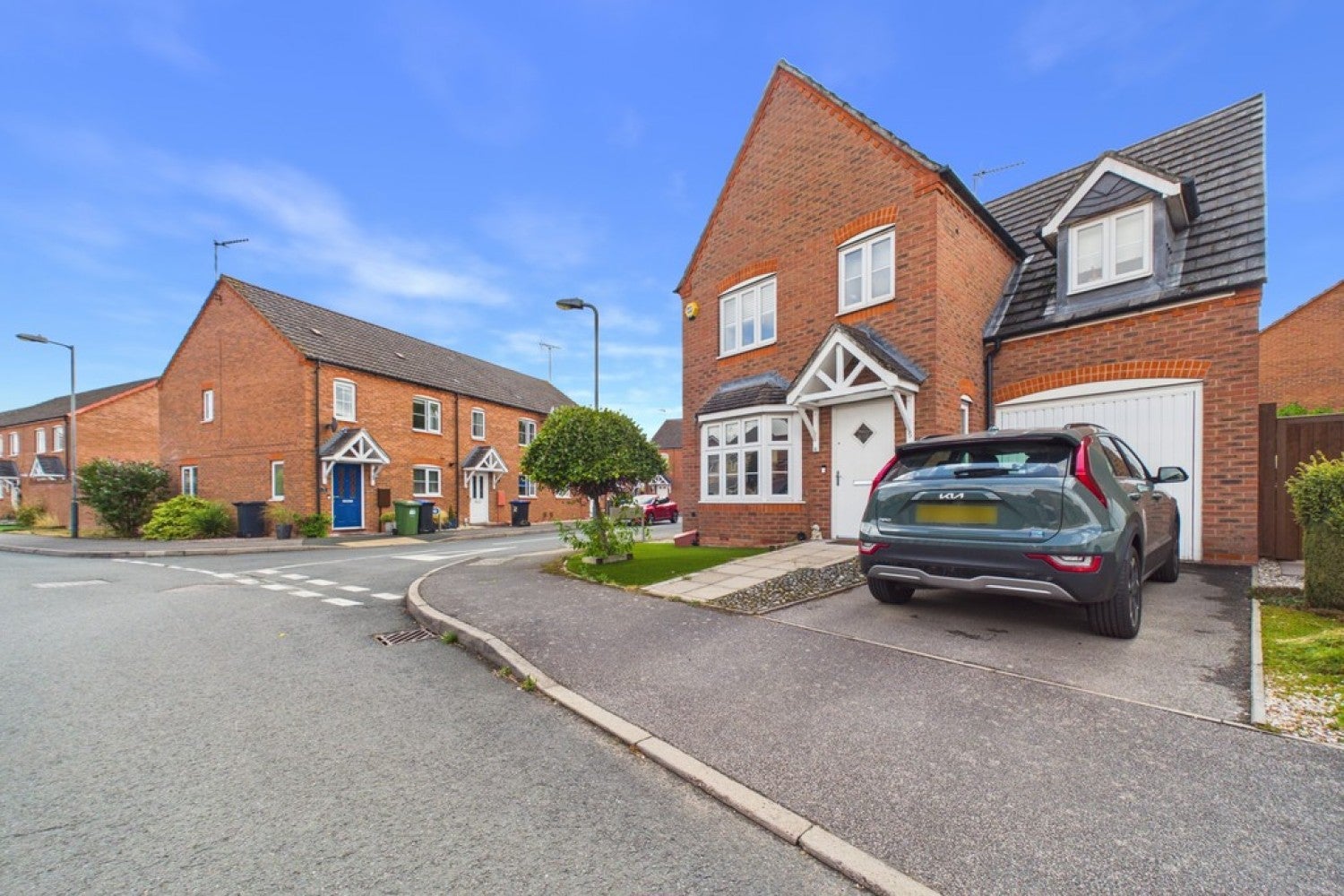 House Dovehouse Close in Warwick