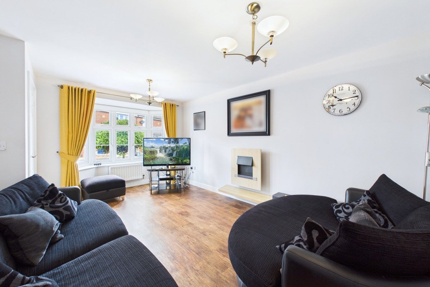 House Dovehouse Close in Warwick