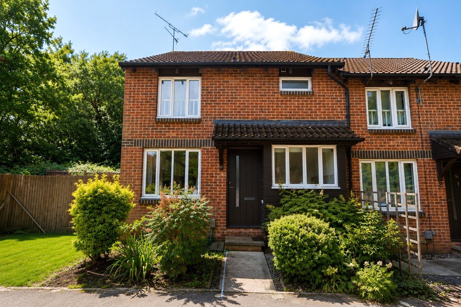 House Overthorpe Close in Woking