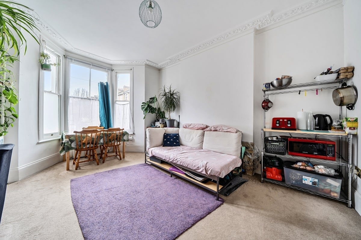 Flat Goodwin Road in Greater London
