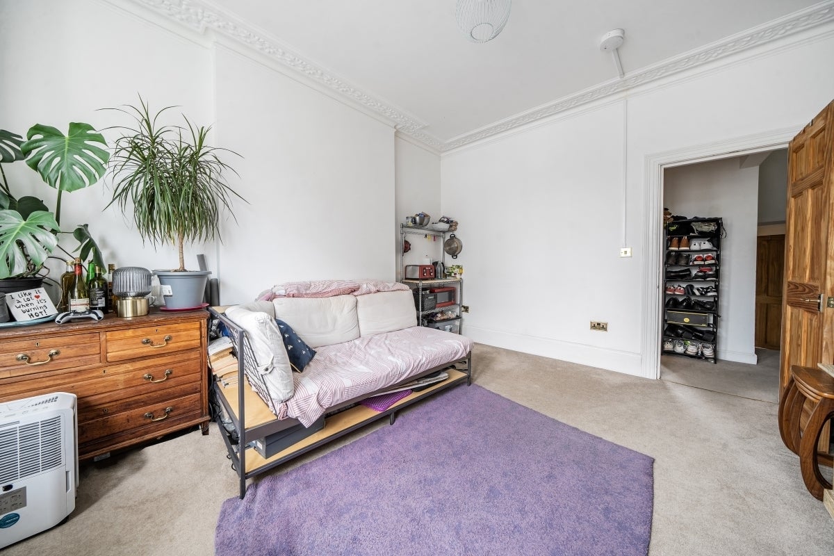 Flat Goodwin Road in Greater London