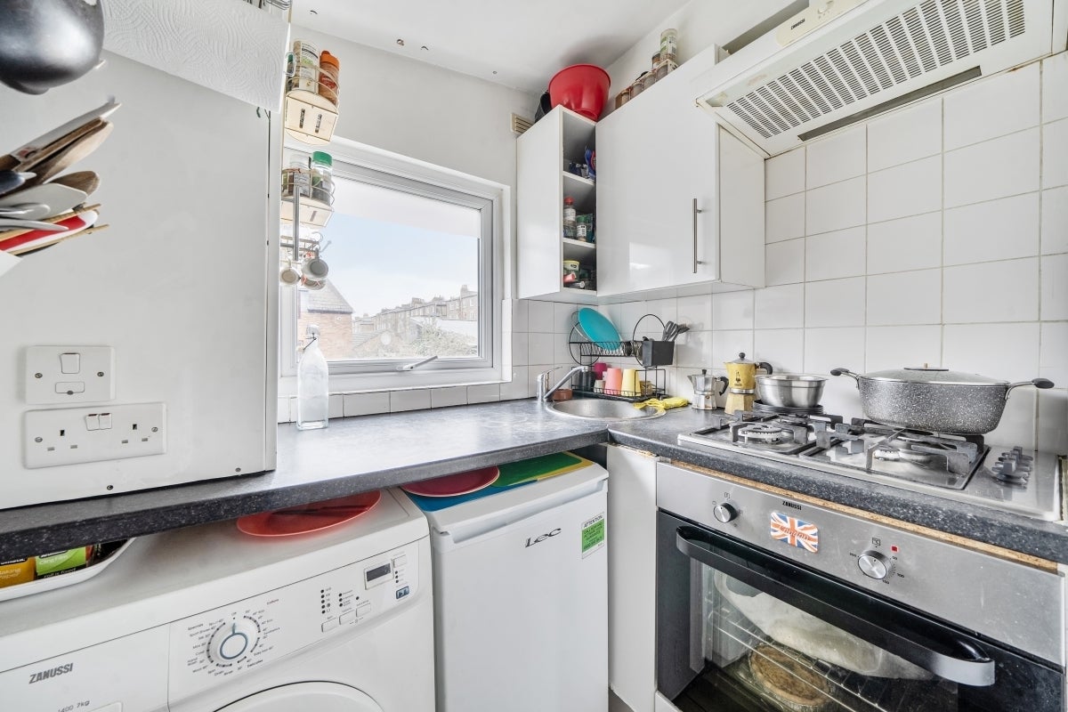 Flat Goodwin Road in Greater London