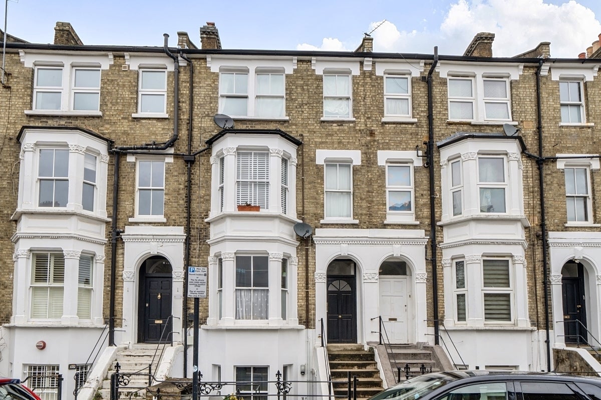 Flat Goodwin Road in Greater London