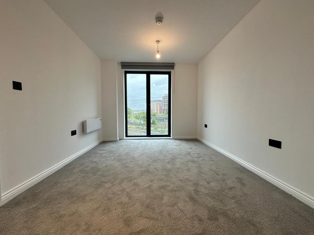 Flat Whitehall Road in Leeds