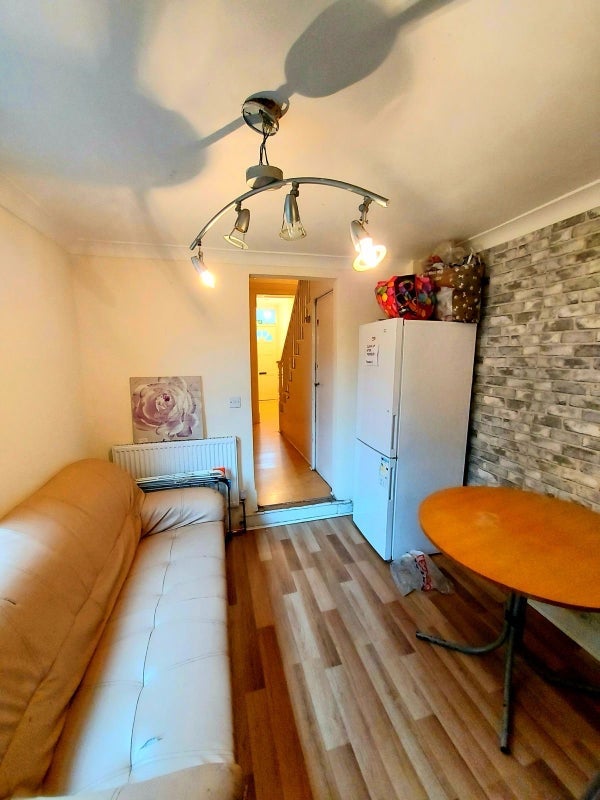 Room Dunmow Road in Greater London