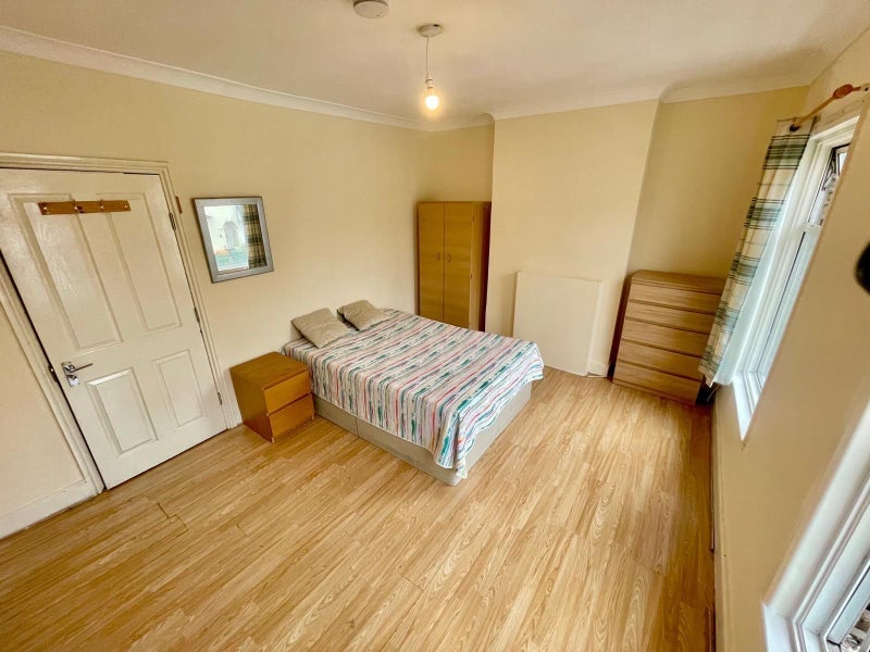 Room Dunmow Road in Greater London