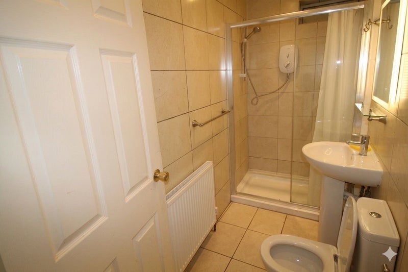 Room Dunmow Road in Greater London