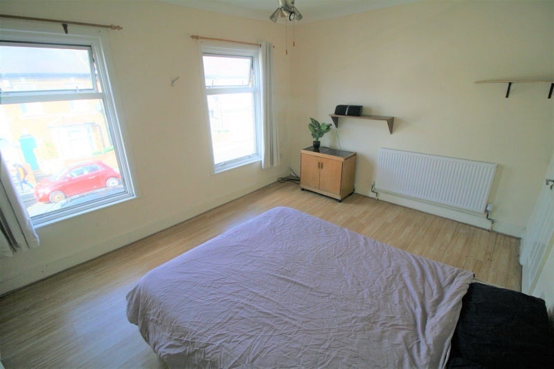 Room Dunmow Road in Greater London