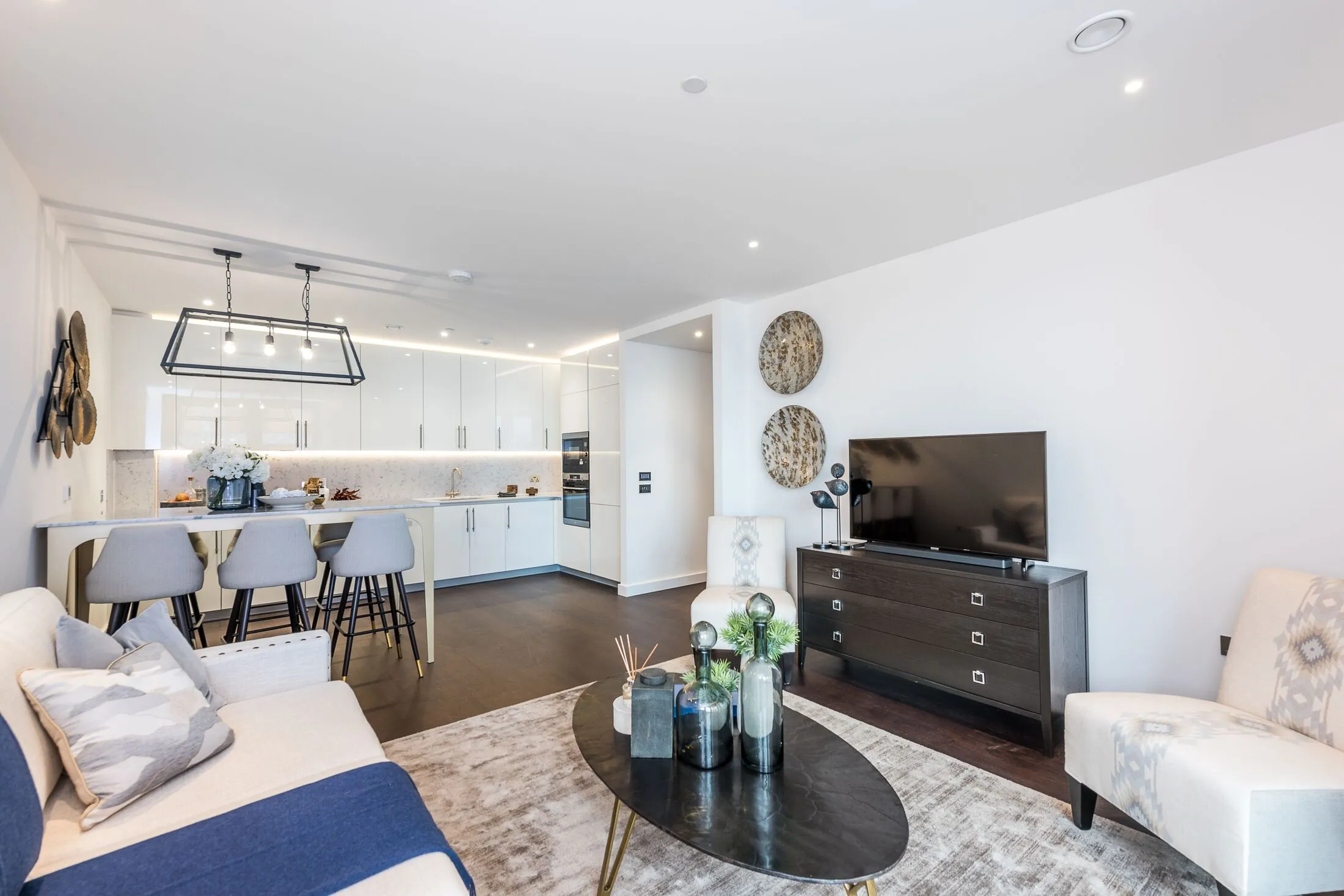 Flat Ponton Road in Greater London
