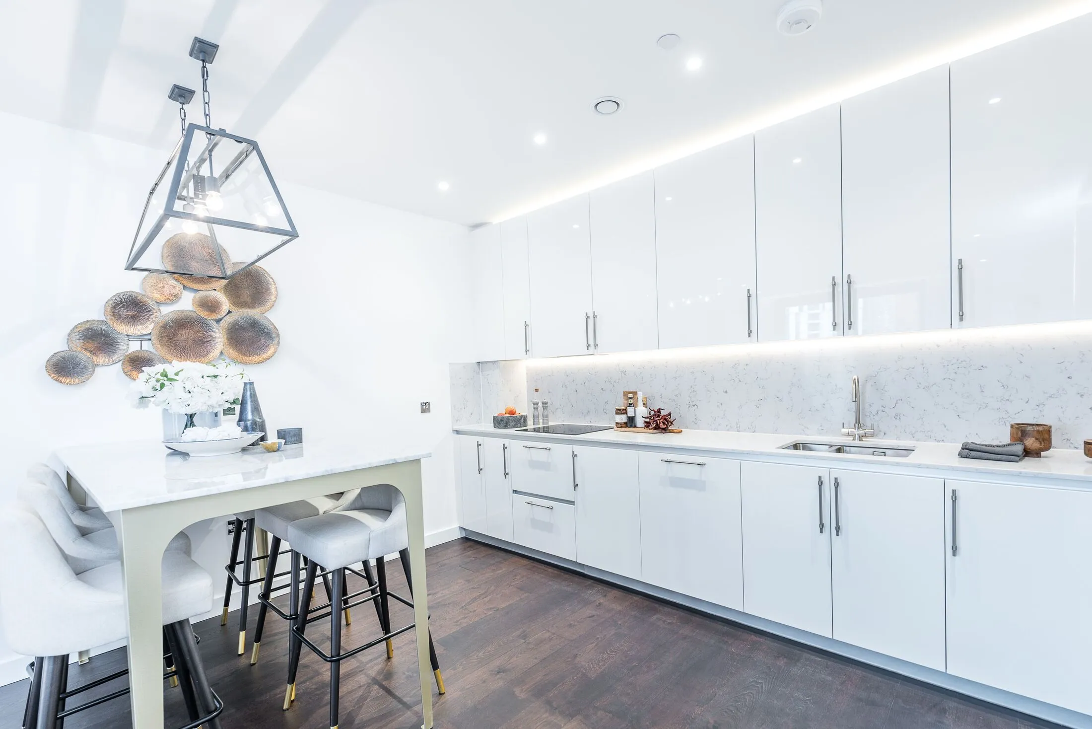 Flat Ponton Road in Greater London