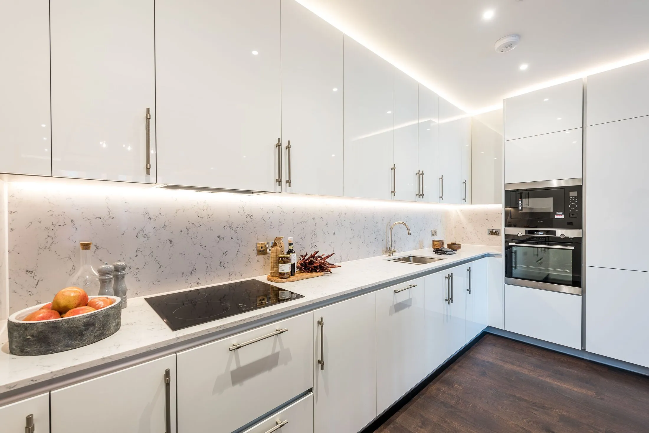 Flat Ponton Road in Greater London