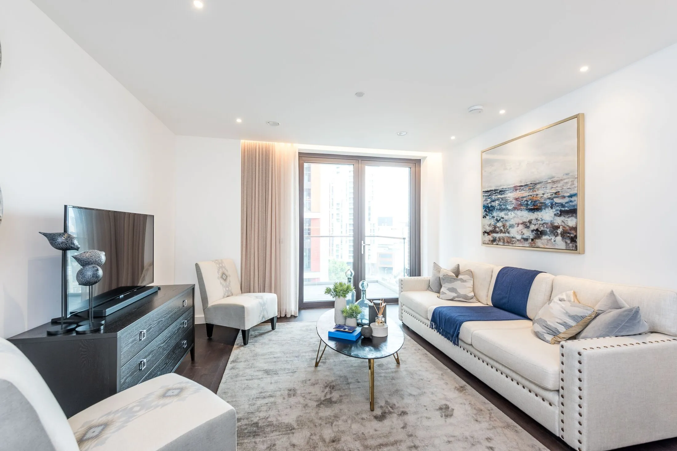 Flat Ponton Road in Greater London