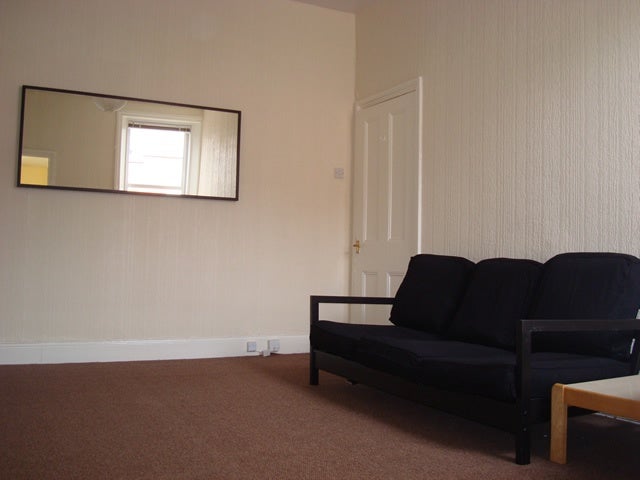 Flat Wingrove Avenue in Newcastle upon Tyne
