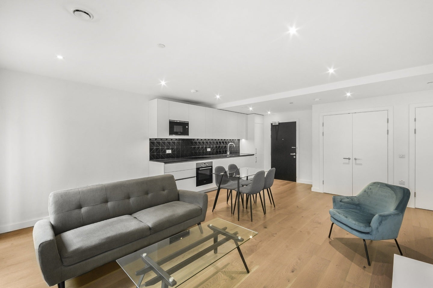 Flat Sayer Street in Greater London