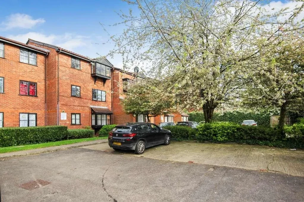 Flat Warwick Gardens in Greater London