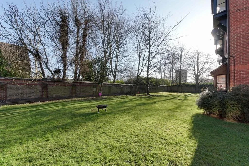 Flat Warwick Gardens in Greater London