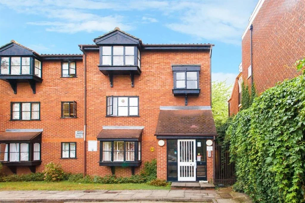 Flat Warwick Gardens in Greater London