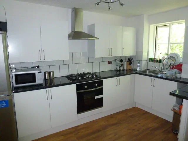 Flat Warwick Gardens in Greater London
