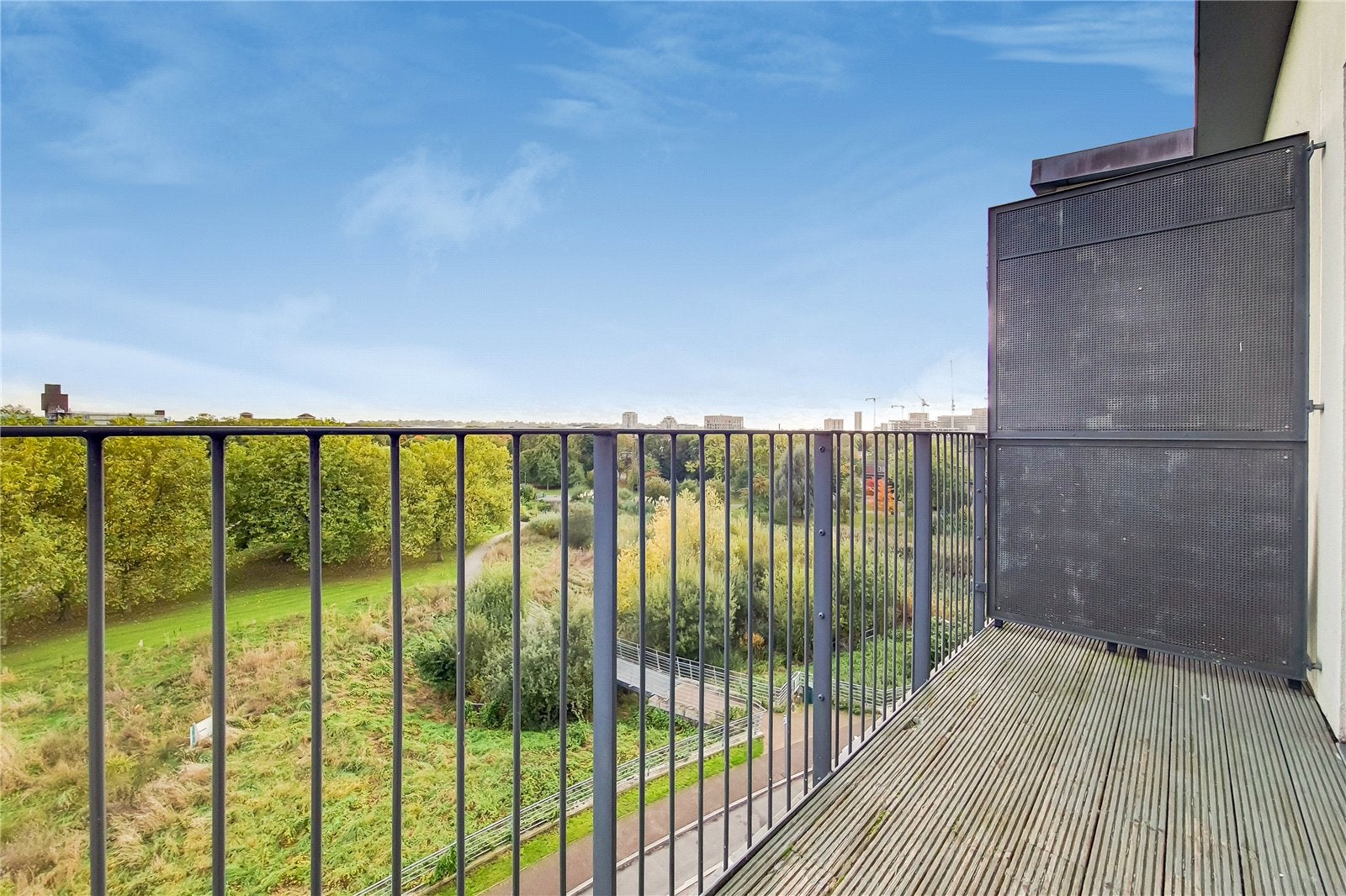 Flat Heybourne Crescent in Greater London
