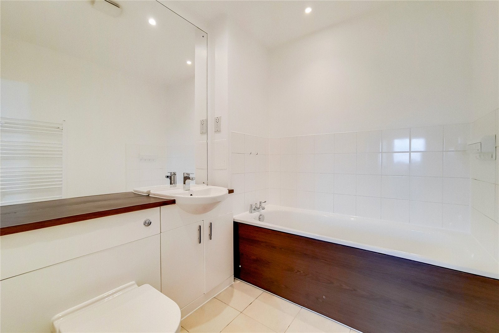 Flat Heybourne Crescent in Greater London