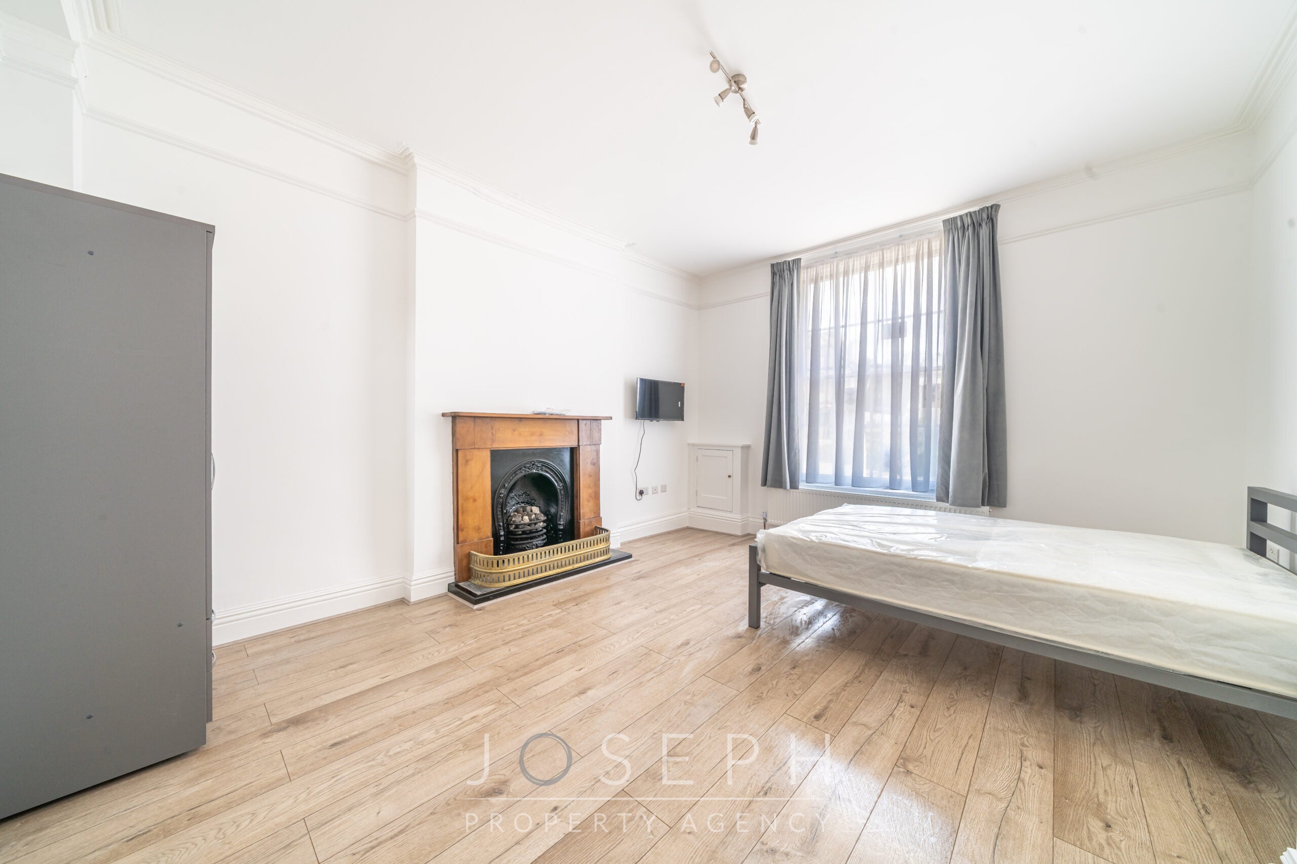 Room Elm Street in Ipswich