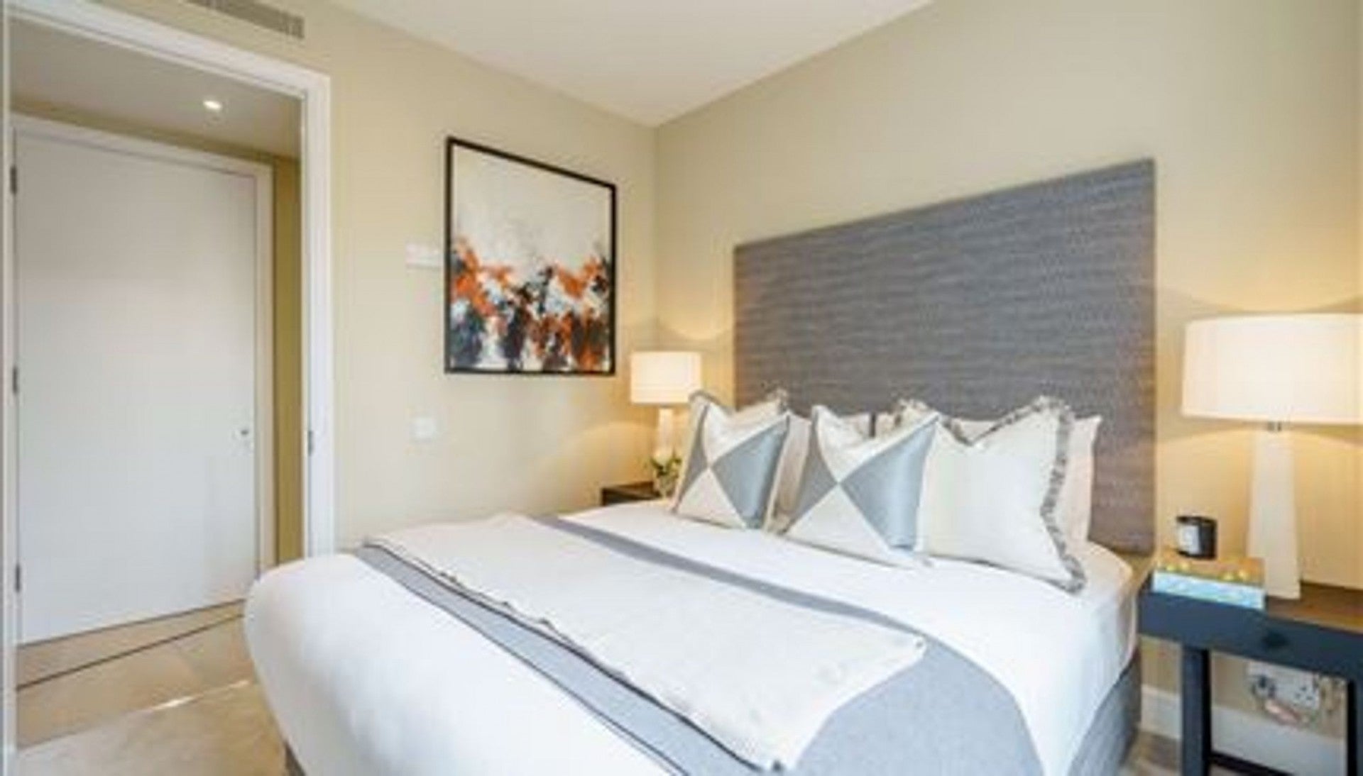 Flat Westferry Circus in Greater London