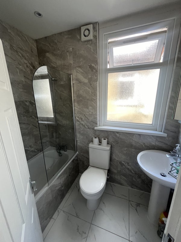 Room Dunloe Avenue in Greater London