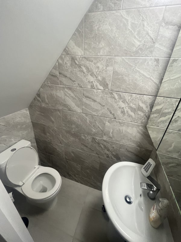Room Dunloe Avenue in Greater London