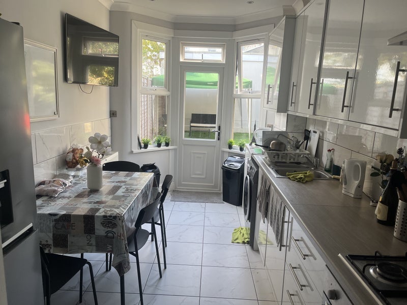Room Dunloe Avenue in Greater London