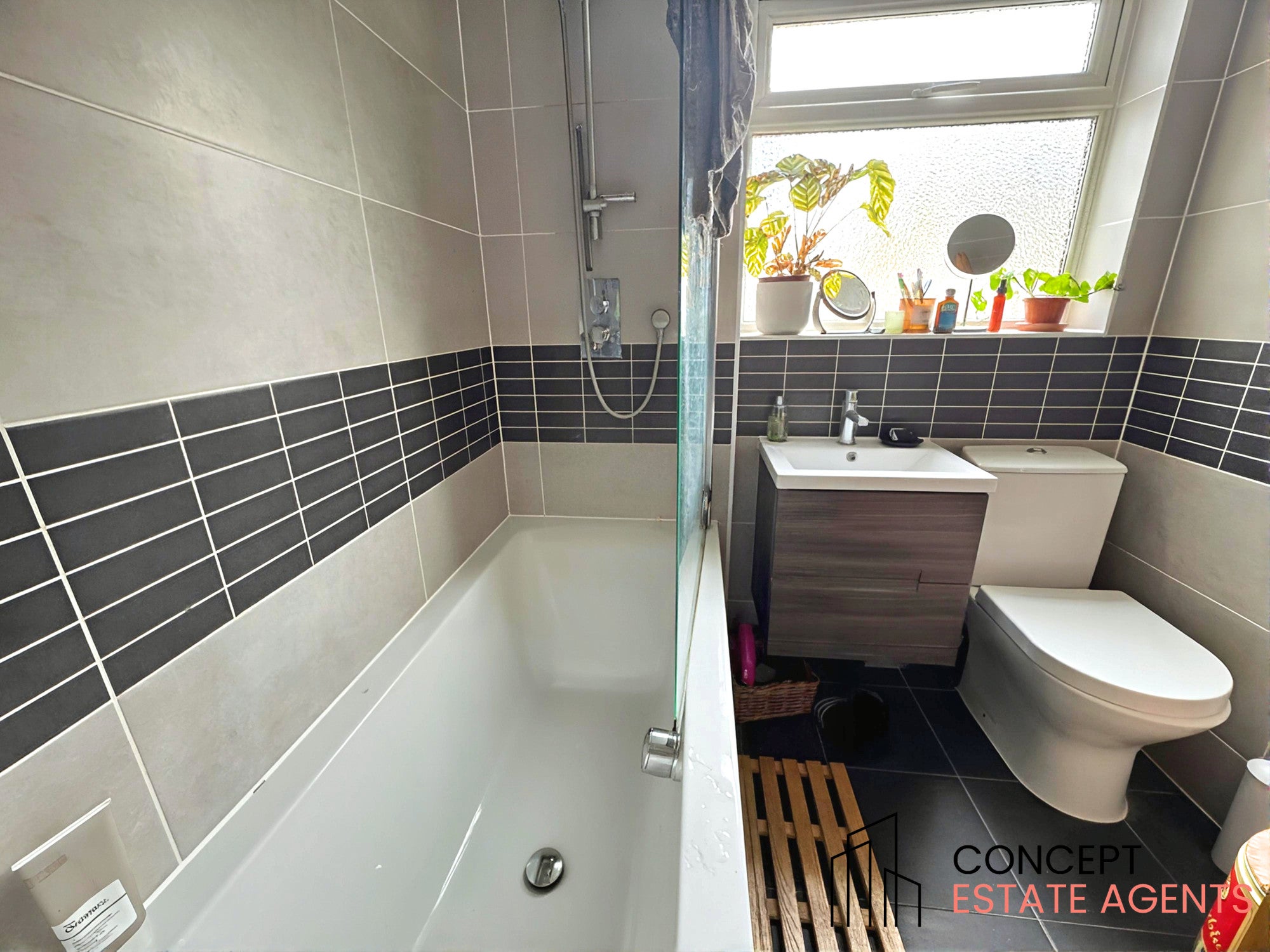 Flat Strathmore Road in Greater London