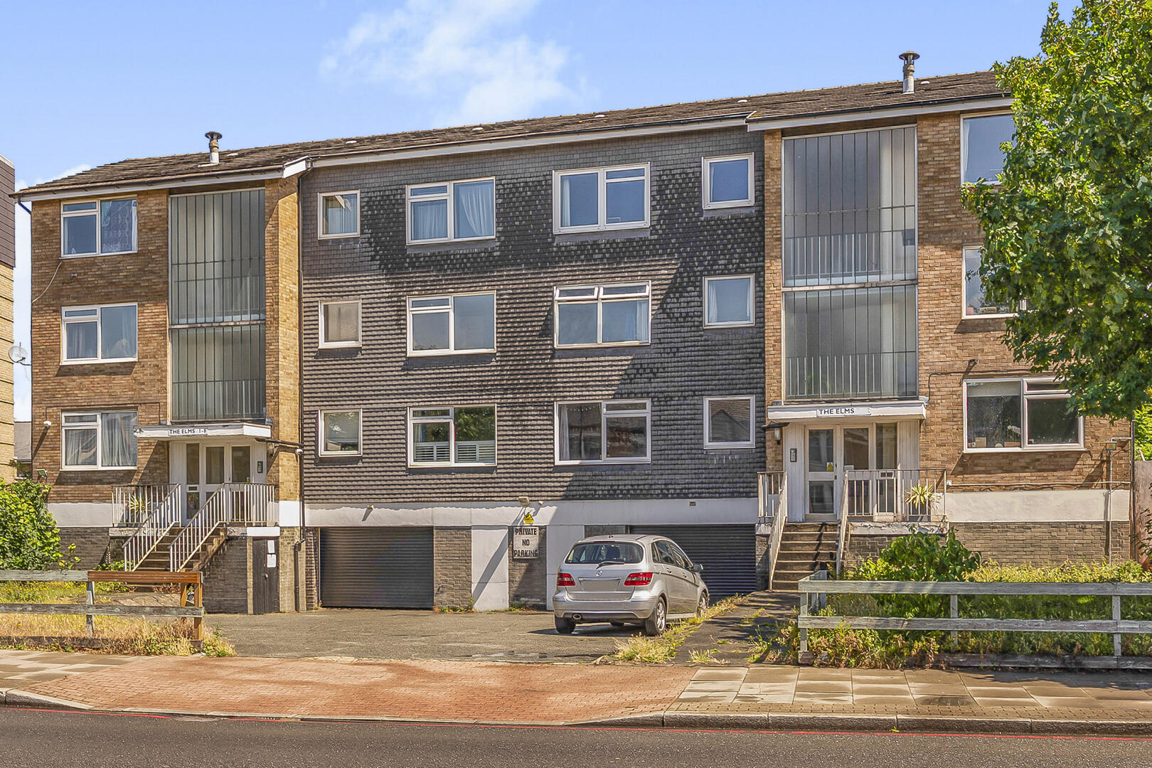 Flat Tooting Bec Road in Greater London