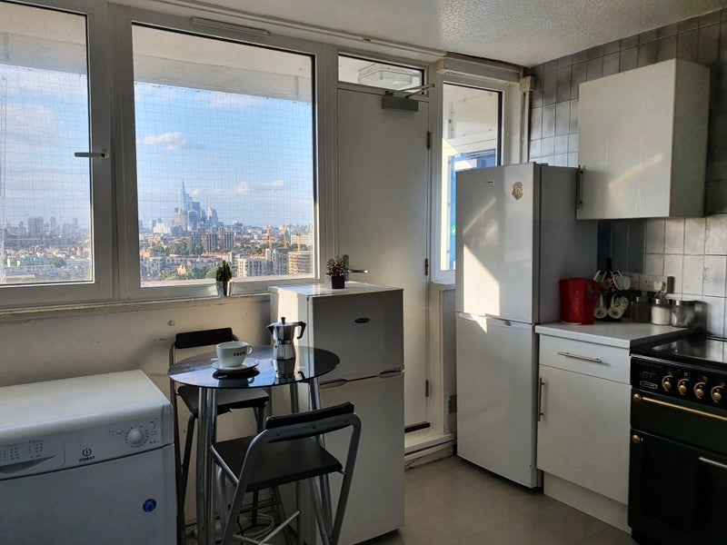 Room Wyndham Road in Greater London