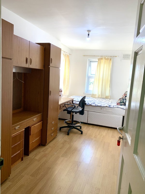 Room Savoy Close in Greater London