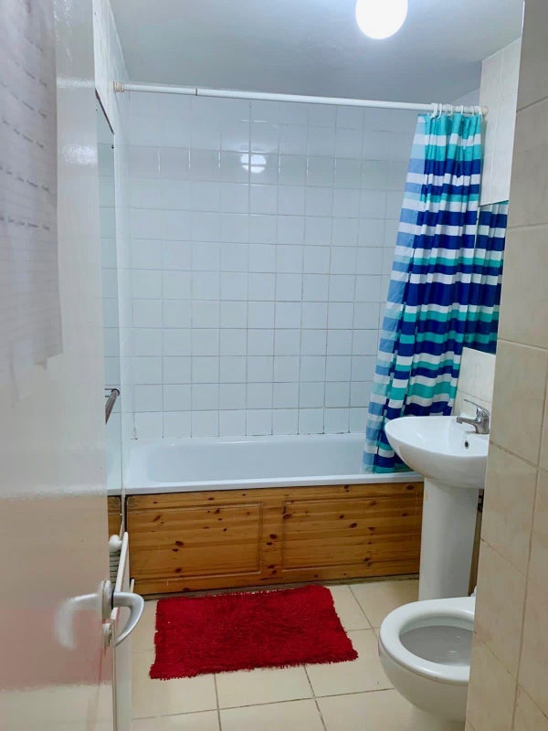 Room Savoy Close in Greater London