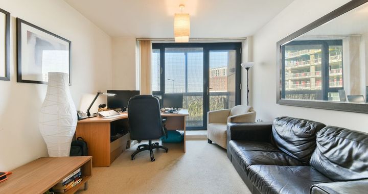Flat Silvertown Way in Greater London