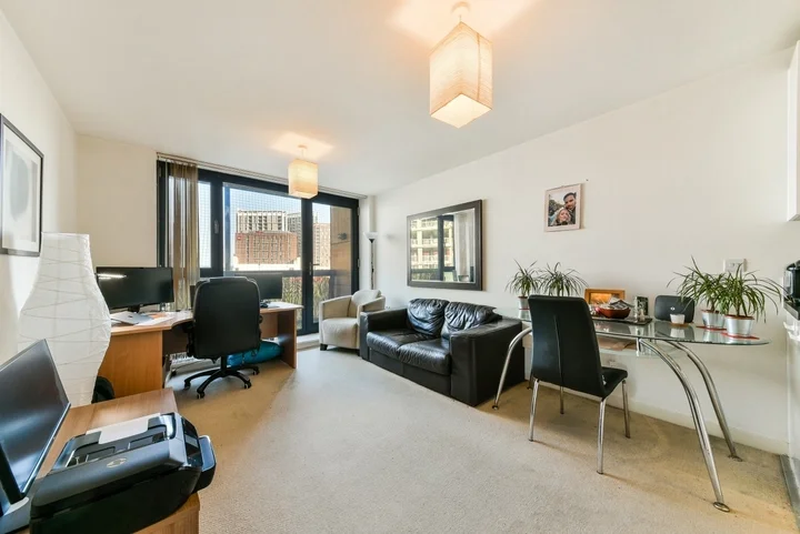 Flat Silvertown Way in Greater London