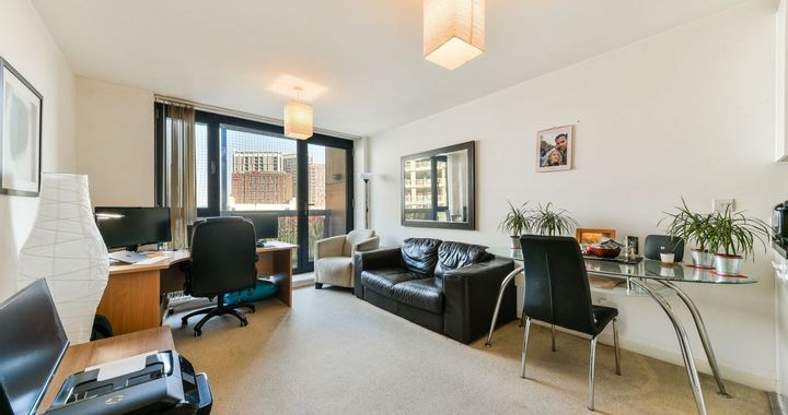 Flat Silvertown Way in Greater London