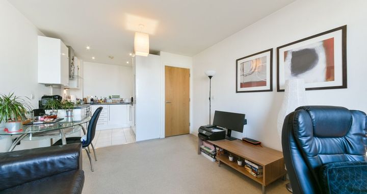 Flat Silvertown Way in Greater London