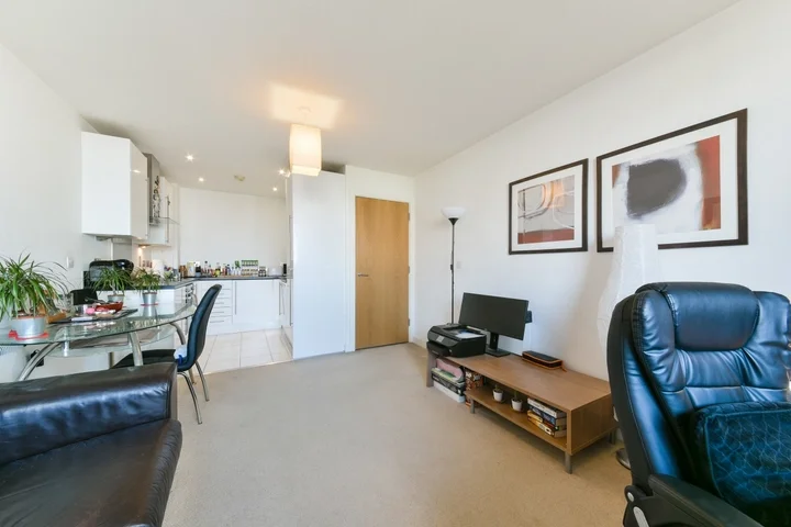 Flat Silvertown Way in Greater London