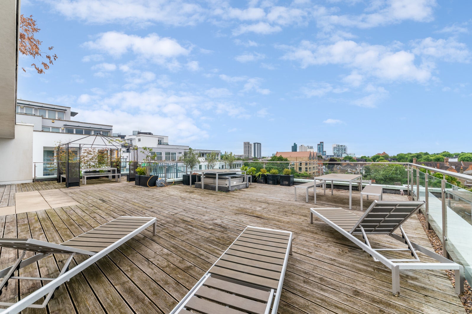 Flat Point Pleasant in Greater London
