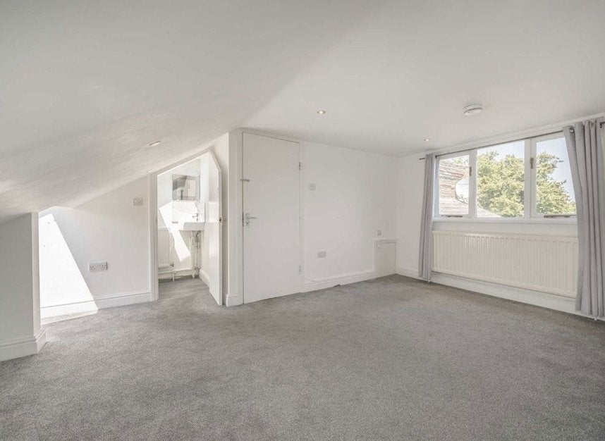 Flat Northfield Avenue in Greater London