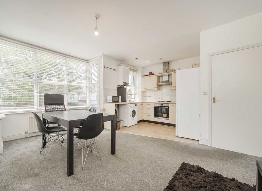 Flat Northfield Avenue in Greater London