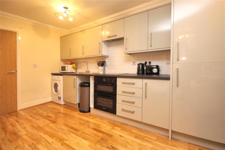 Flat Goldsworth Road in Woking