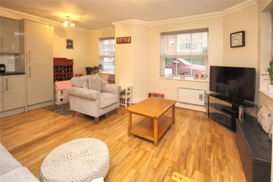 Flat Goldsworth Road in Woking