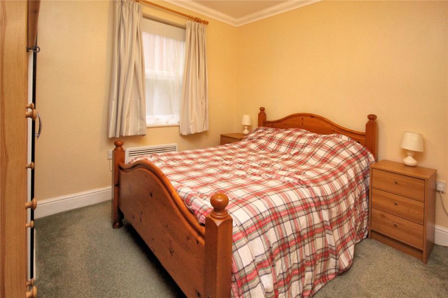Flat Goldsworth Road in Woking